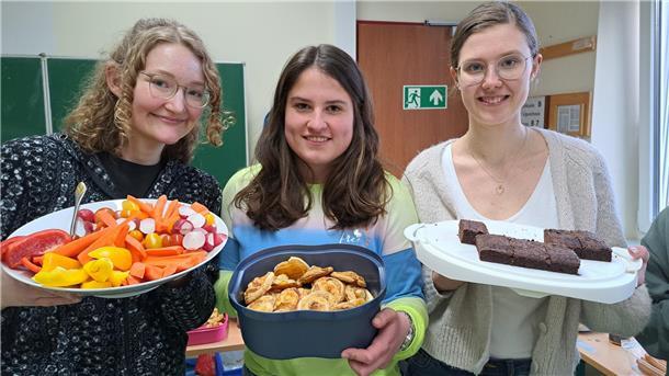 Waldschule Hagen: Blut spenden, Abi und was dann? Hannah Köstergarten, Carolin Schmidt (18) und Lena Böcker (19, v.l.) haben mit den anderen Abiturienten ein Buffet vorbereit, an dem sich die Blutspender stärken können.