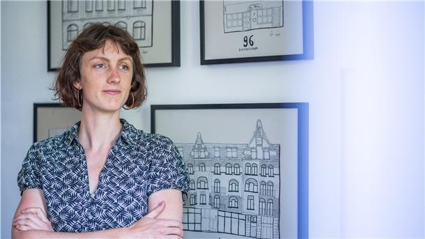 Hannah Kordes, Architektin und Expertin für klimagerechten Urbanismus, zeichnet verlassene architektonische Schmuckstücke in Bremerhaven.
