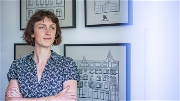 Hannah Kordes, Architektin und Expertin für klimagerechten Urbanismus, zeichnet verlassene architektonische Schmuckstücke in Bremerhaven.