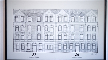 Hannah Kordes, Architektin und Expertin für klimagerechten Urbanismus, zeichnet leerstehende Gebäude in Bremerhaven.