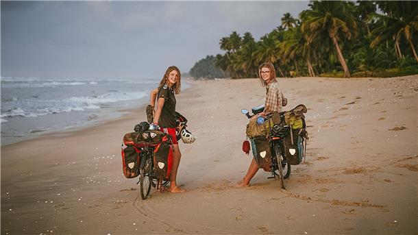 Kasselerinnen Hannah und Greta radeln durch Afrika Hannah (links) und Greta Schröder an einem Strand in Ghana.