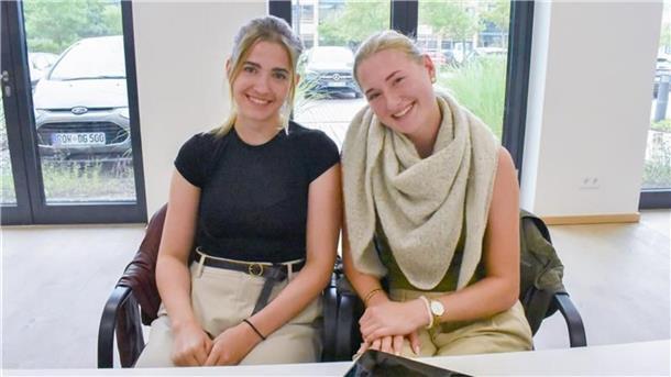 Mit Herz und Kopf: Schüler in Zeven suchen ihre Berufung Zwei junge Frauen sitzen nebeneinander vor einem großen Fenster.