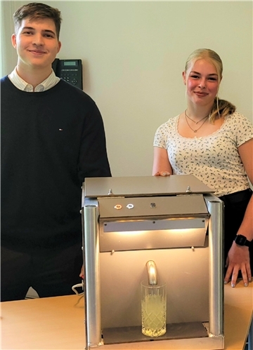 Hannes Engelke und Fenja Becker mit ihrem Smoothie-Maker. Sie bauten das Gerät von Grund auf.