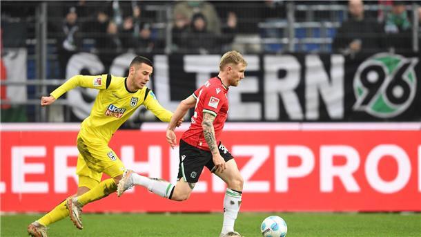 Hannovers Offensivspieler wie Andreas Voglsammer (r.) konnten ihren Ulmer Gegenspielern in der ersten Halbzeit nur selten davonlaufen.