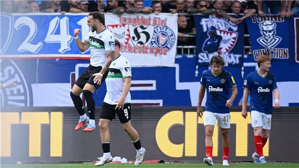 Hannover dreht das Spiel und gewinnt bei Holstein Kiel Hannovers Virgil Ghita (l) feiert seinen Ausgleichstreffer.