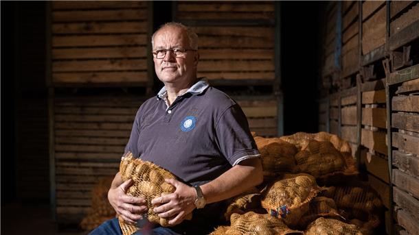 Hans-Dieter Feldmann aus Sievern ist mit Leib und Seele Landwirt. Auf seinem Hof baut er auch Kartoffeln an.