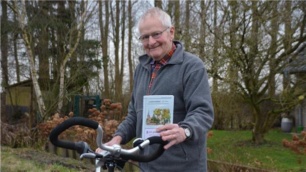 Ein Mann hält ein Fahrrad 