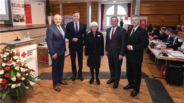 DRK den Feuerwehren künftig gleichgestellt? Hans Hartmann (links, von der Landesversammlung als Präsident des DRK-Landesverbandes Niedersachsen für vier Jahre wiedergewählt) im Bild mit DRK-Bundesverbandspräsidentin Gerda Hasselfeldt, Landesinnenminister Boris Pistorius (SPD, Zweiter von rechts), MdEP Davic McAllister (Zweiter von links) und Dr. Ralf Selbach (Vorstandsvorsitzender DRK-Landesverband Niedersachsen) Fotos: Isabell Massel/DRK-Landesverband Niedersachsen