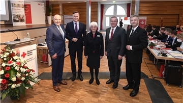 DRK den Feuerwehren künftig gleichgestellt? Hans Hartmann (links, von der Landesversammlung als Präsident des DRK-Landesverbandes Niedersachsen für vier Jahre wiedergewählt) im Bild mit DRK-Bundesverbandspräsidentin Gerda Hasselfeldt, Landesinnenminister Boris Pistorius (SPD, Zweiter von rechts), MdEP Davic McAllister (Zweiter von links) und Dr. Ralf Selbach (Vorstandsvorsitzender DRK-Landesverband Niedersachsen) Fotos: Isabell Massel/DRK-Landesverband Niedersachsen