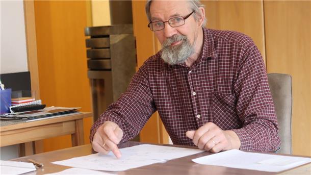Hans-Heiner Teuben hat sich Gedanken zum Bau des kirchlichen Gemeindehauses gemacht. Statt eines Neubaus schlägt er einen Anbau an das jetzige kommunale Gemeindehaus am Brink vor.