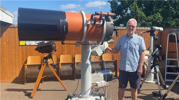 Der Weltraum, unendliche Weiten: Heute ist Welt-Ufo-Tag Mann neben Teleskop