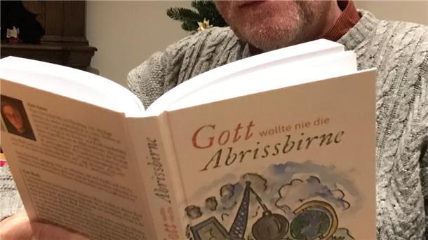 Wie die Bibel beim Einsatz gegen den Klimawandel hilft Hans Hentschels Buch enthält zeitgenössisch umgeschriebene und interpretierte Bibeltexte aus dem Alten und dem Neuem Testament.