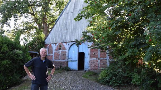 Hans-Hermann Bohling vor dem Haus in der Bogenstraße 4, das das älteste in Rhade ist und am 11. September beim "Tag des offenen Denkmals" erstmals Besuchern offen steht.