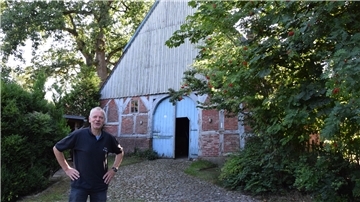 Hans-Hermann Bohling vor dem Haus in der Bogenstraße 4, das das älteste in Rhade ist und am 11. September beim "Tag des offenen Denkmals" erstmals Besuchern offen steht.