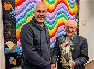 Von Krisen und Hoffnung: Diakonie-Vortrag inspiriert 80 Gäste in Selsingen Hans-Hermann Brandt (rechts) bedankte sich bei Diakonie-Geschäftsführer Norbert Wolf für dessen Vortrag. Als Präsent gab es eine Stiftungskirche.