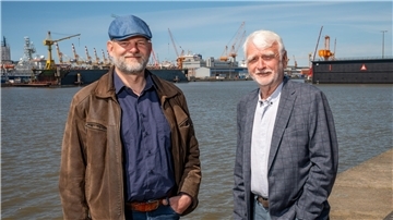 Hans-Joachim Möller (rechts) hat den Posten des Vorsitzenden des Vereins Hans-Koggewerft an Martin Claus übergeben.