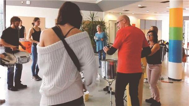 Hans-Jörg Regenspurg (im roten Shirt) bietet den Trommelworkshop in Ostereistedt an.