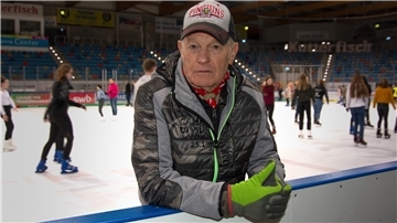 Hans-Jürgen Hellbach nutzt jede Gelegenheit zum Eislaufen. Seit Jahrzehnten läuft er in Bremerhaven.