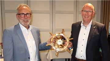 Hans Kemmeries (links) hat das Steuer beim Lions Club Brake von Eike Bohlmann übernommen.
