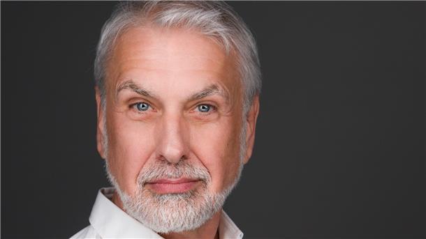 Hans Neblung wird an vier Abenden auf dem Salondampfer „Hansa“ durch die Welt der Musicals führen. 
