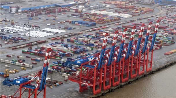 Hapag-Lloyd hat seine Linien aus Bremerhaven abgezogen. Das bringt Schwierigkeiten für den Hafen mit sich.