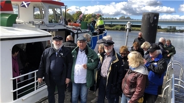Harald-Gerd Brandt (Mitte) mit Gästeführern und einem Teil der Reisegruppe aus Offensen.