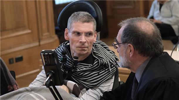 Betäubungsmittel für Suizid? Gericht entscheidet im November Harald Mayer (l), durch Multiple Sklerose komplett bewegungsunfähig, sitzt neben Robert Roßbauch, Rechtsanwalt, in einem Saal des Bundesverwaltungsgerichtes (BVerwG).