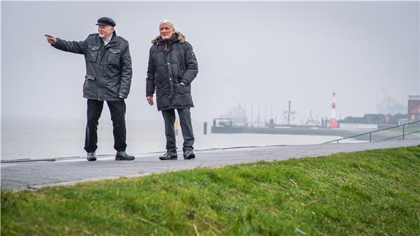 Zwei Männer stehen auf dem Deich in Bremerhaven.