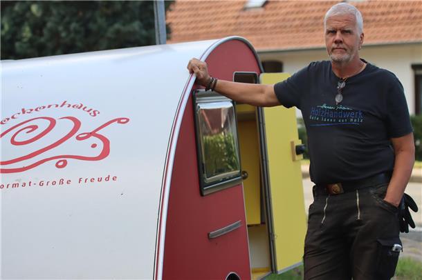 Harald Prien an einem der Mini-Wohnwagen. 