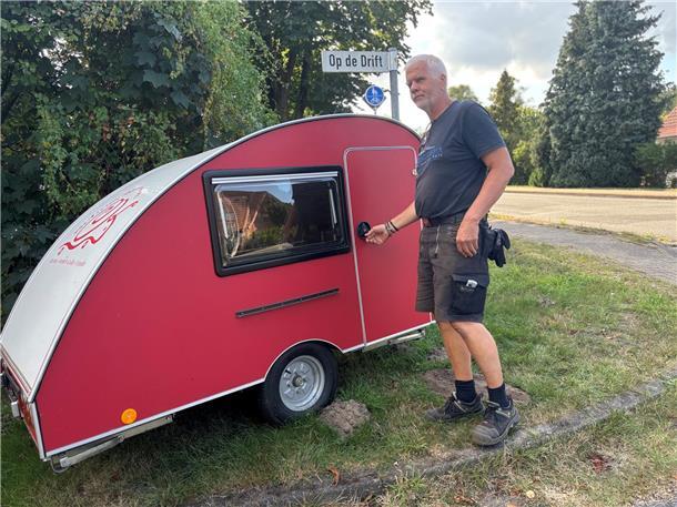 Harald Prien an einem der Mini-Wohnwagen. 