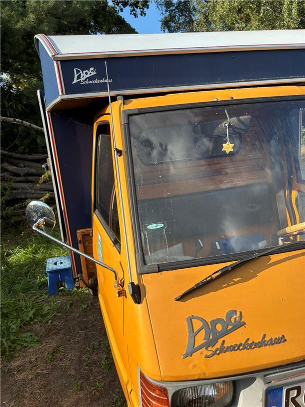 Harald Prien baut nicht nur Mini-Wohnwagen, sondern verwandelt auch eine Piaggio...