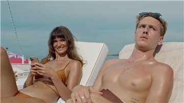 Harris Dickinson als Carl und Charlbi Dean als Yaya in einer Szene des Films „Triangle of Sadness“.