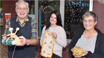 Harry Barwich und Birgit Dipper (rechts) zeigen mit Doreen Schmidt, die gemeinsam mit Stefan Schreiber das Mehrgenerationenhaus Nordenham leitet, was bisher unter anderem in Werkstatt-Kursen geschaffen worden ist.