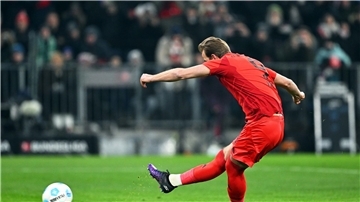 Harry Kane verwandelt Elfmeter Nummer 28 zum 1:0 gegen Bremen.