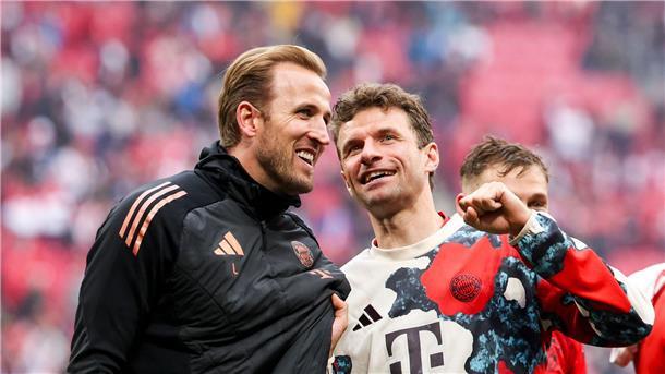Harry Kane(l.) feiert seinen ersten Vereinstitel überhaupt.