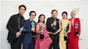 Harry Shum Jr. (l-r), Ke Huy Quan, Stephanie Hsu, Michelle Yeoh und Jamie Lee Curtis mit ihren Preisen.