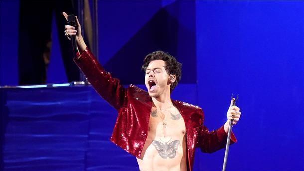Popstar der Liebenswürdigkeit - Harry Styles wird 30 Harry Styles bei seinem Auftritt bei den Brit Awards 2023 in der O2 Arena.