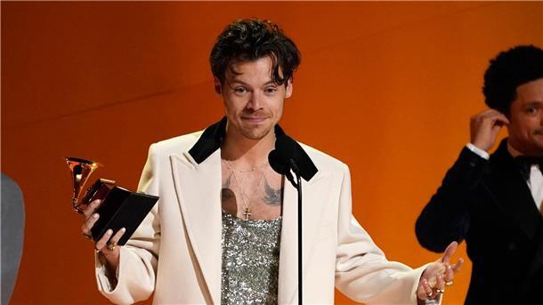 Popstar der Liebenswürdigkeit - Harry Styles wird 30 Harry Styles nimmt den Preis für das Album des Jahres für „Harry’s House“ bei der Verleihung der 65. Grammy Awards entgegen.