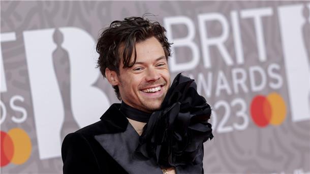 Popstar der Liebenswürdigkeit - Harry Styles wird 30 Harry Styles posiert für Fotografen bei seiner Ankunft bei den Brit Awards 2023.