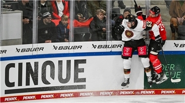 Harte Zweikämpfe gab es zwischen Deutschland und Österreich beim Deutschland Cup.