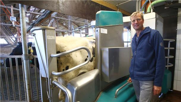 Hartwig Gloystein vor einem der zwei Melkroboter des Betriebes. Die beiden Helfer sind rund um die Uhr im Einsatz. Der Betrieb der Familie bekam eine Auszeichnung für seine Arbeit.