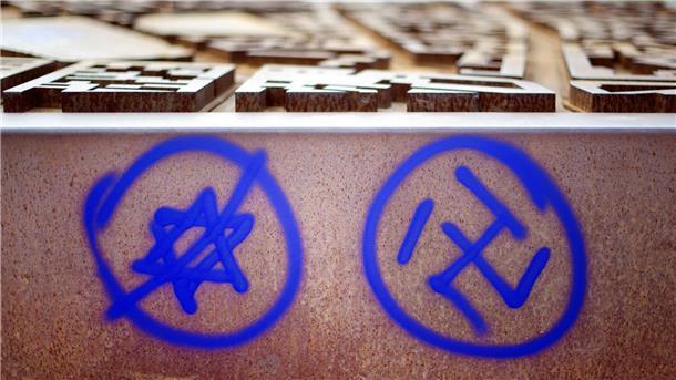 „Hass hat in unseren Schulen keinen Platz, Punkt“: Ein Hakenkreuz und ein durchgestrichener Davidstern (Symbolbild).