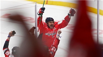 Hat als einziger Spieler der Geschichte 900 Tore in der NHL: Alexander Owetschkin.