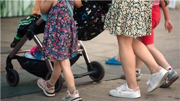 Frau mit Kindern. 