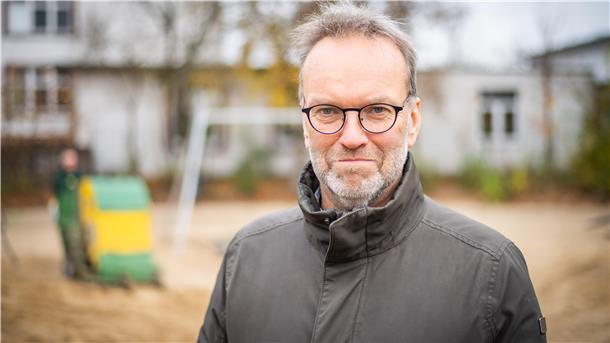 Hat gekündigt: Thomas Reinicke,
technischer Leiter Gartenbauamt der Stadt Bremerhaven, hier auf dem Kinderspielplatz an der Otto-Oellerich-Straße