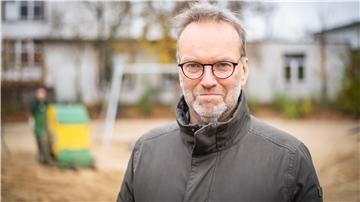Hat gekündigt: Thomas Reinicke,
technischer Leiter Gartenbauamt der Stadt Bremerhaven, hier auf dem Kinderspielplatz an der Otto-Oellerich-Straße