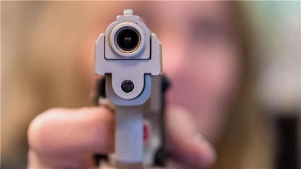 Justiz-Hammer: Bremerhavener Kopfschussprozess muss neu aufgerollt werden Blick in den Lauf einer Pistole.