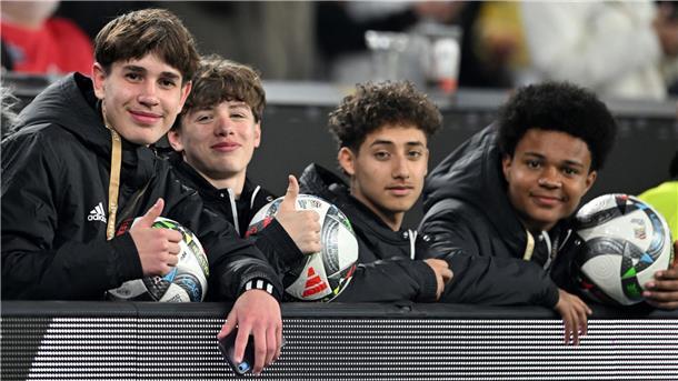 Ballholer statt Balljungen: DFL empfiehlt Änderung Hatte Anteil an einem Überraschungstor der deutschen Fußballer: Balljunge Noel Urbaniak (l.).