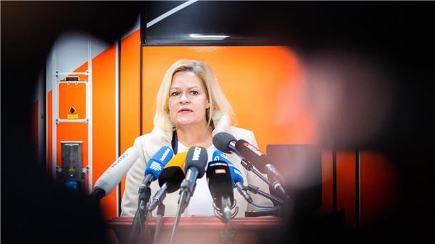 Nach Silvester-Krawallen: Die Politik sucht nach Lösungen Hatte sich bereits vor den Silvester-Ausschreitungen für eine Verschärfung des Waffenrechts ausgesprochen: Nancy Faeser.