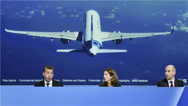 Hatten gute Nachrichten zu vermelden (von links): Airbus-Konzernchef Guillaume Faury, Airbus-Kommunikationschefin Julie Kitcher und Airbus-Finanzchef Thomas Toepfer. 